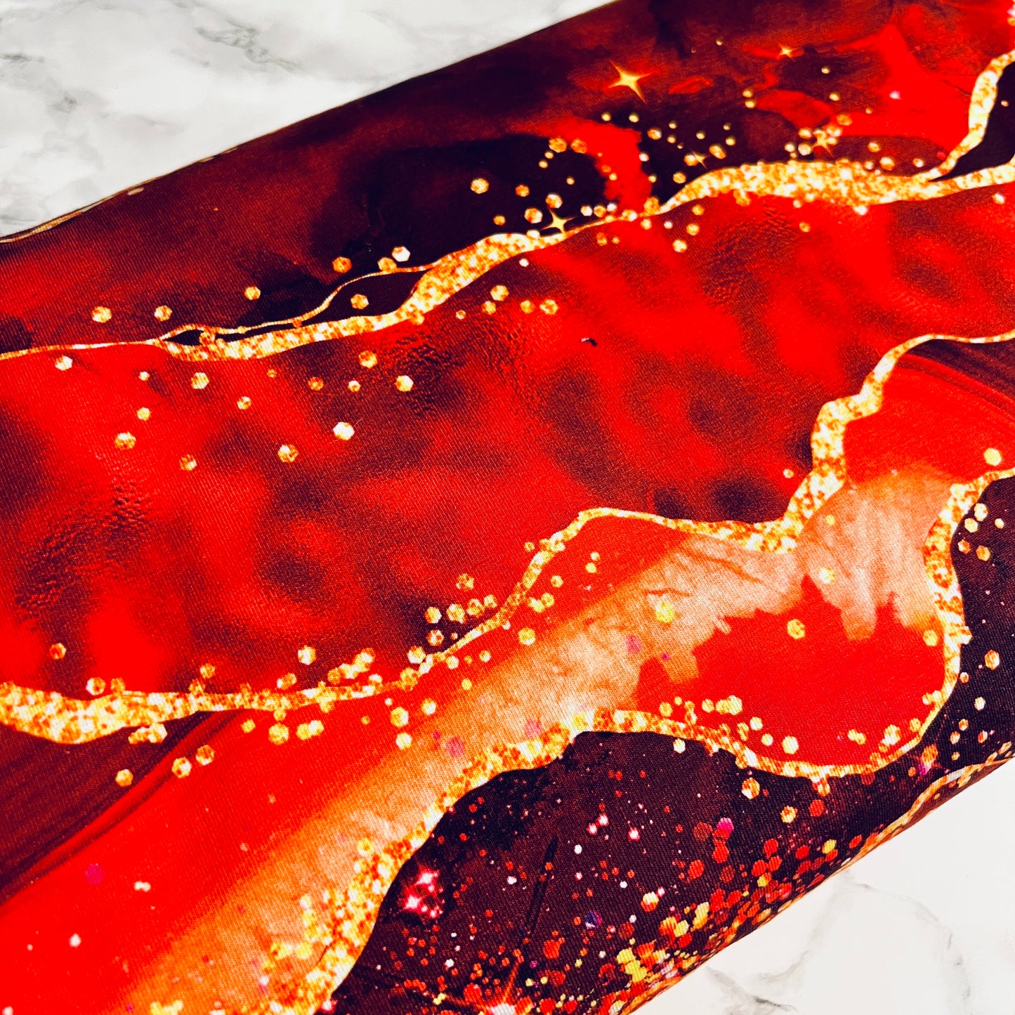 Bomuldsjersey: rød og guld marmor